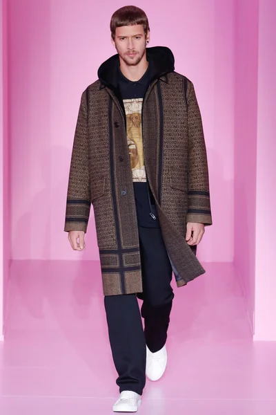 Look 16